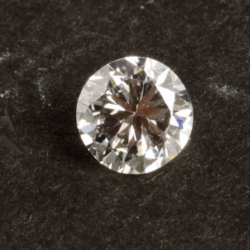 ダイヤモンド ラウンド 0.406ct ４月誕生石　黒背景写真